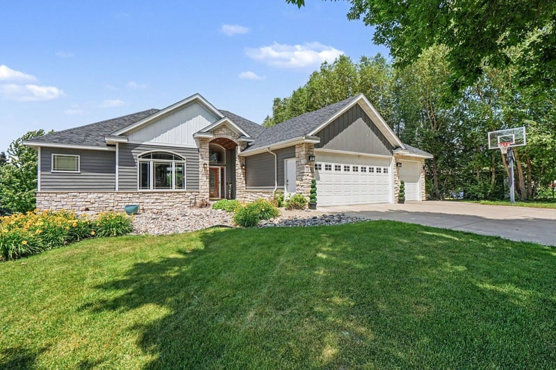 301 9th St SE, New Prague, MN 56071