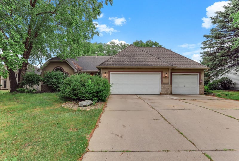 2287 Snowshoe Ln E, Maplewood, MN 55119