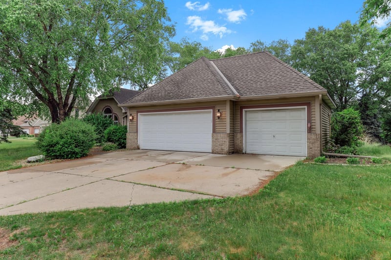 2287 Snowshoe Ln E, Maplewood, MN 55119