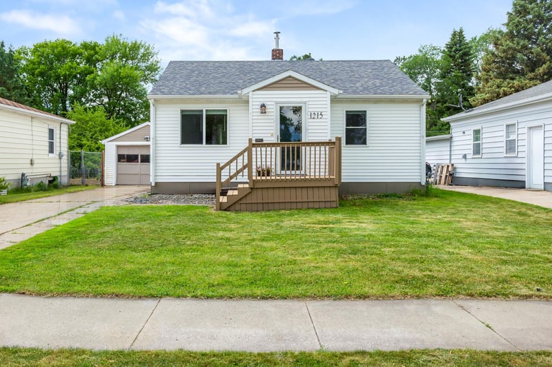 1215 13th St N, Moorhead, MN 56560