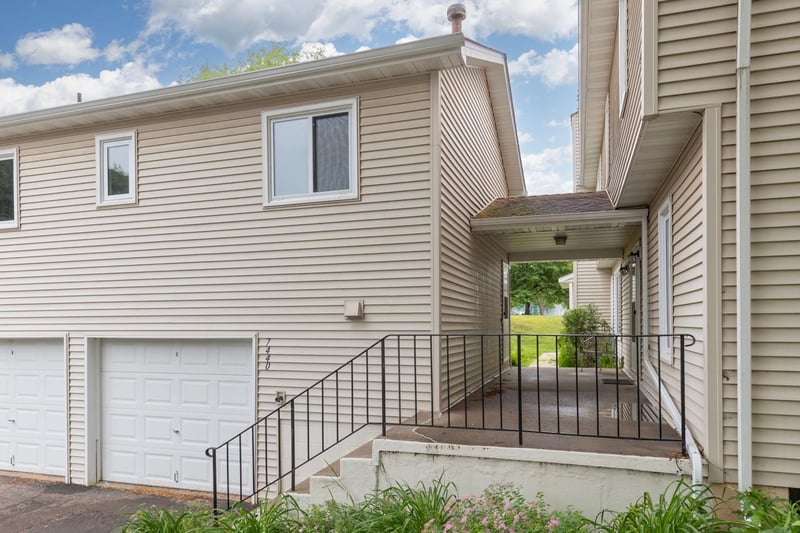 7440 Landau Curve, Bloomington, MN 55438