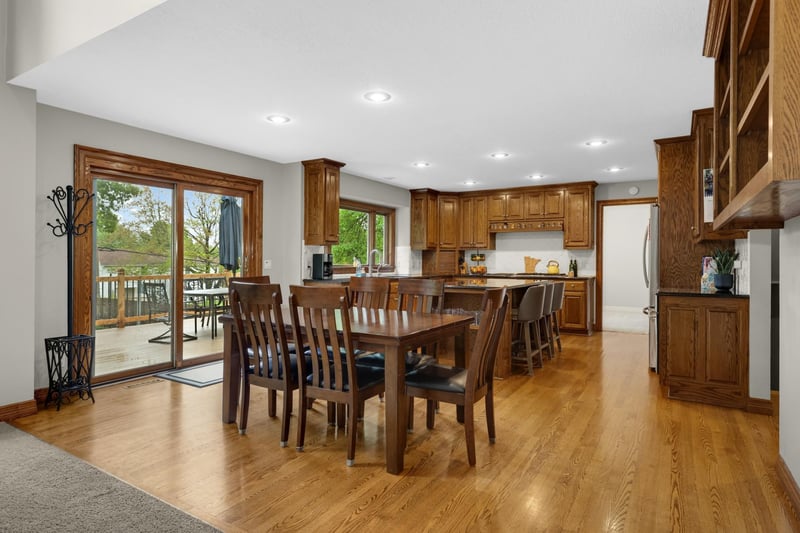 14905 White Oak Dr, Burnsville, MN 55337