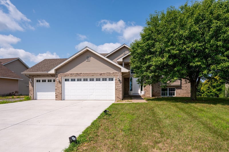 9919 Weston Dr, Monticello, MN 55362