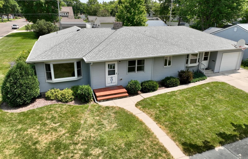 601 S 10th St, Olivia, MN 56277