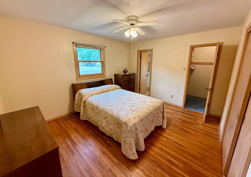 601 S 10th St, Olivia, MN 56277