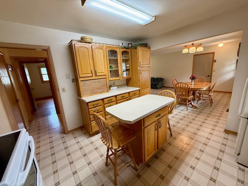 601 S 10th St, Olivia, MN 56277