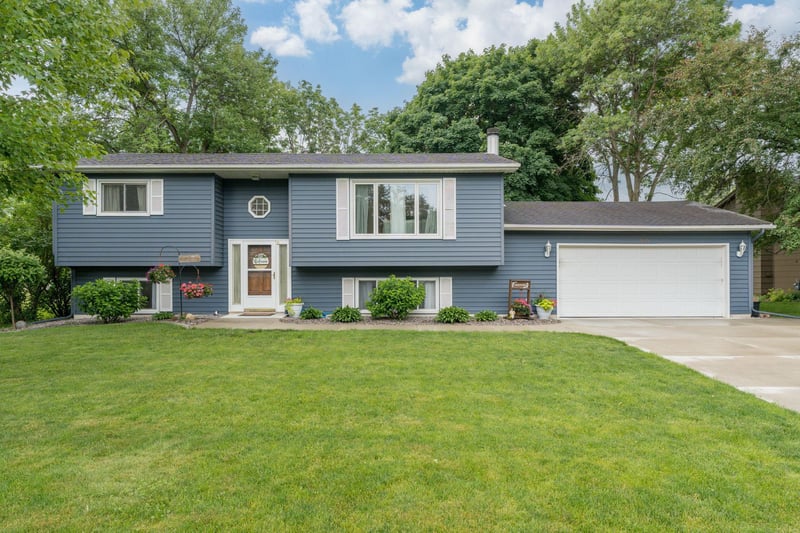 129 Mary Cir, North Mankato, MN 56003