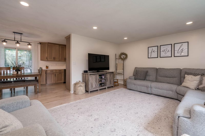 129 Mary Cir, North Mankato, MN 56003
