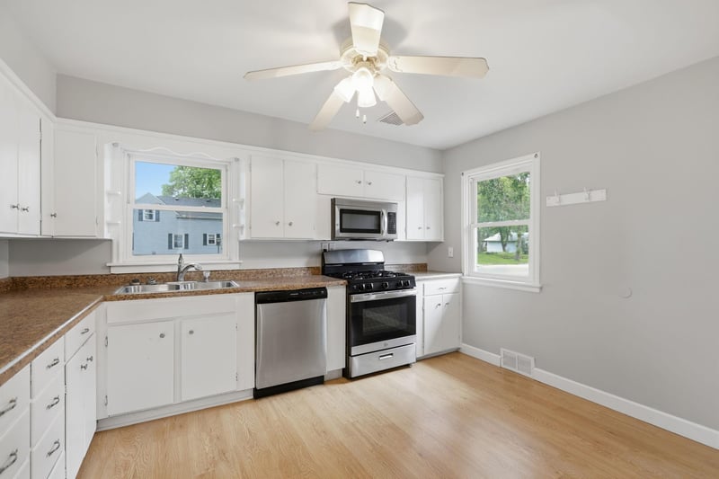560 Barrett St S, Winsted, MN 55395