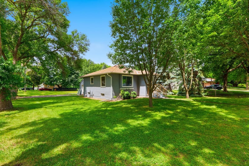 560 Barrett St S, Winsted, MN 55395