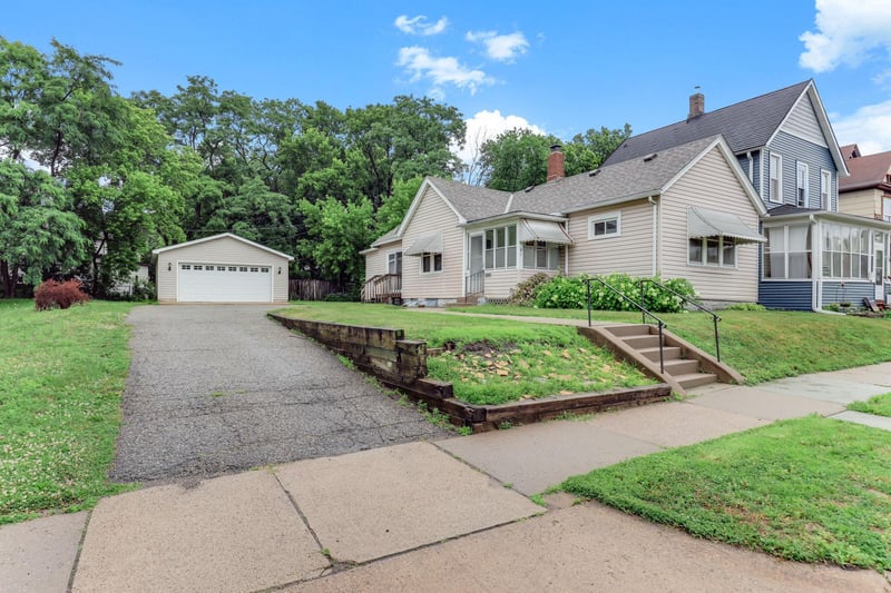 81 Manitoba Ave, Saint Paul, MN 55117