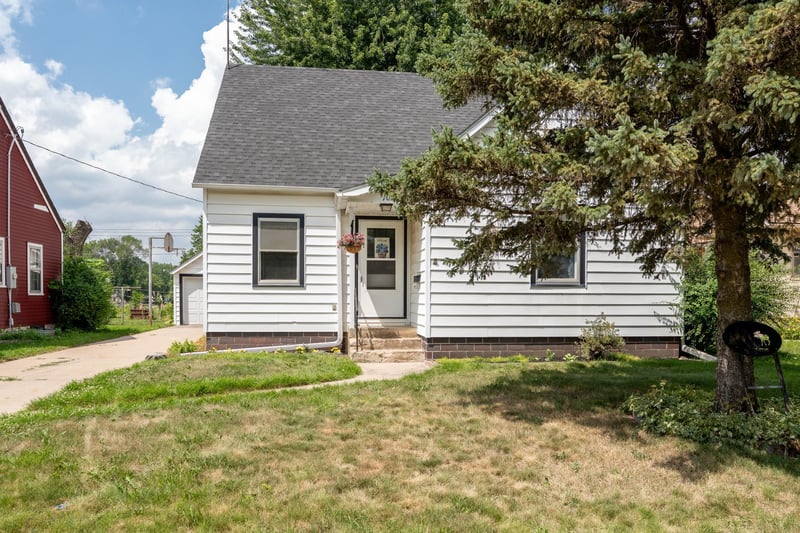 102 5th St NE, Montgomery, MN 56069