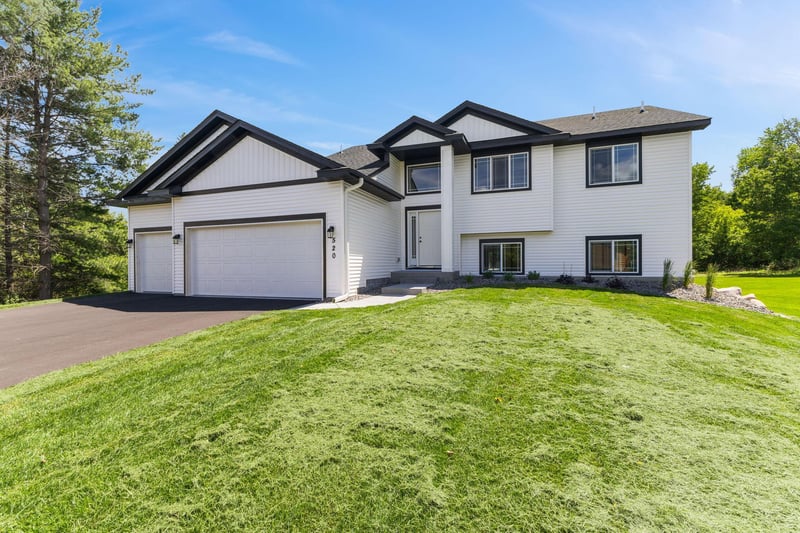 520 Lois Ln, Lino Lakes, MN 55014