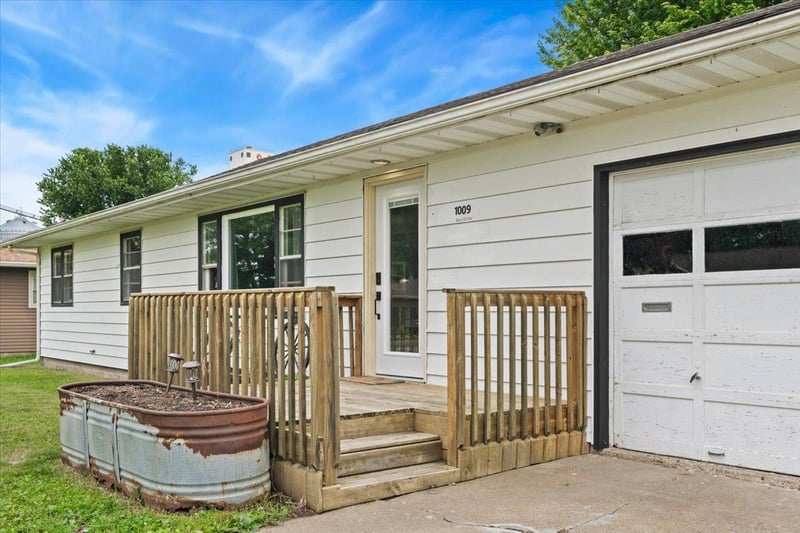1009 W Center St, Lake City, MN 55041