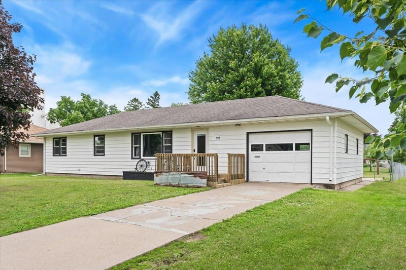 1009 W Center St, Lake City, MN 55041