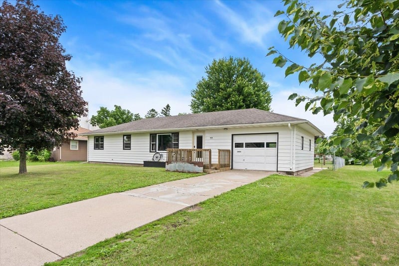 1009 W Center St, Lake City, MN 55041