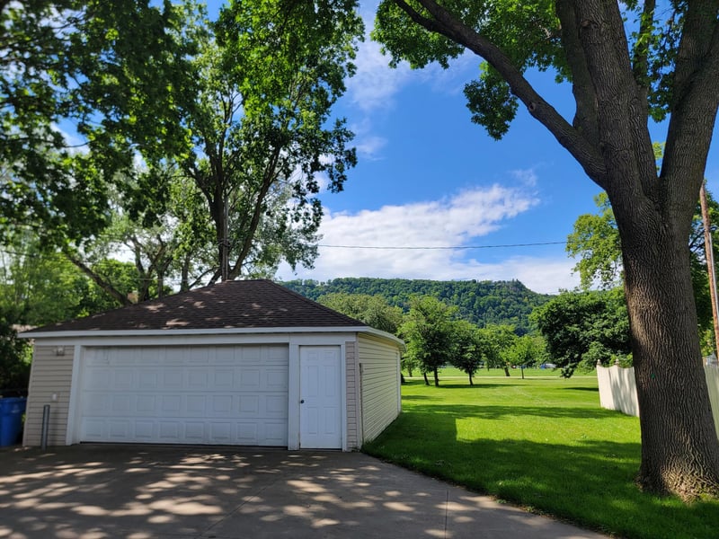 113 E Sarnia St, Winona, MN 55987