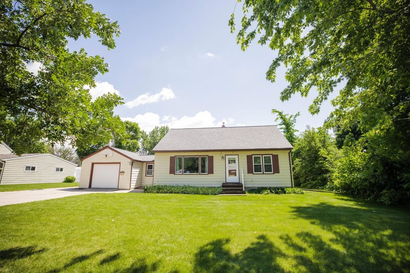 1006 Poughkeepsie Ave, Morris, MN 56267