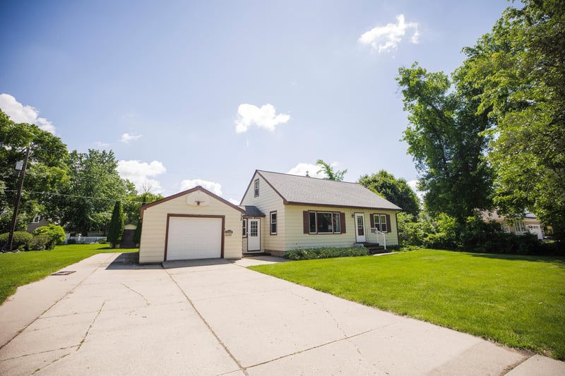 1006 Poughkeepsie Ave, Morris, MN 56267