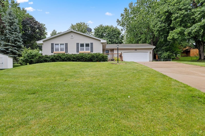 9924 Little Cir, Bloomington, MN 55437