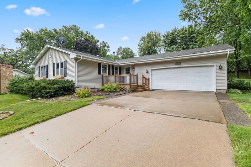 9924 Little Cir, Bloomington, MN 55437