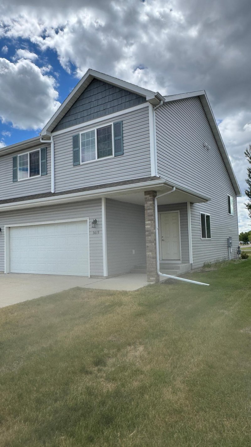3619 15th St S, Moorhead, MN 56560