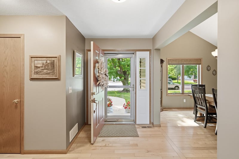 1576 La Mar Dr, Mankato, MN 56003