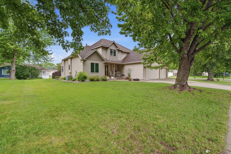1576 La Mar Dr, Mankato, MN 56003