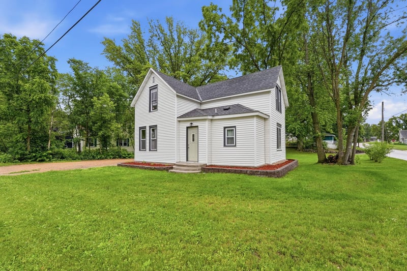 100 3rd Ave SE, New London, MN 56273
