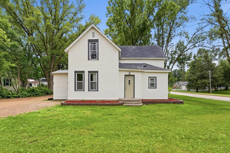 100 3rd Ave SE, New London, MN 56273