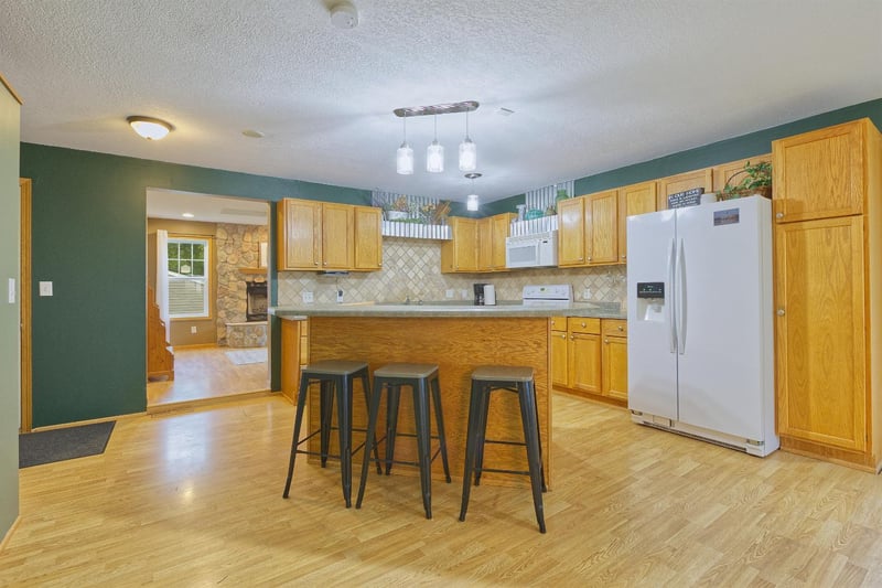 621 2nd St S, Winsted, MN 55395