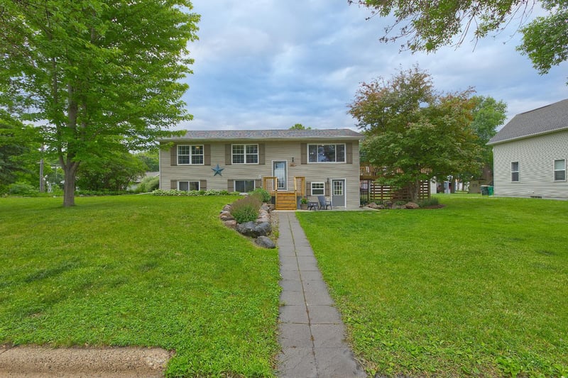 621 2nd St S, Winsted, MN 55395