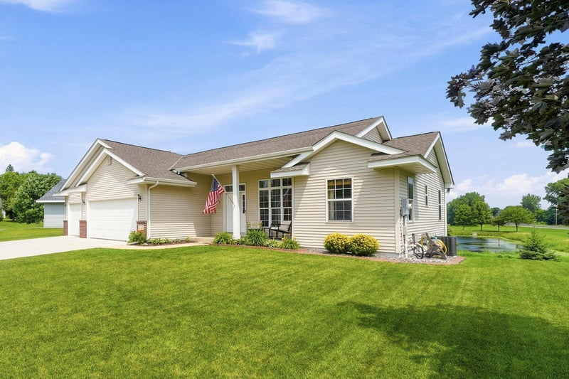 1051 Prairie Ridge Ln, Lester Prairie, MN 55354