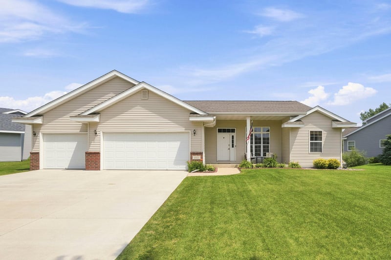 1051 Prairie Ridge Ln, Lester Prairie, MN 55354