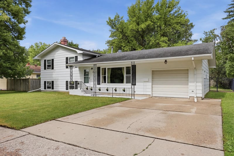 1915 11th St S, Moorhead, MN 56560