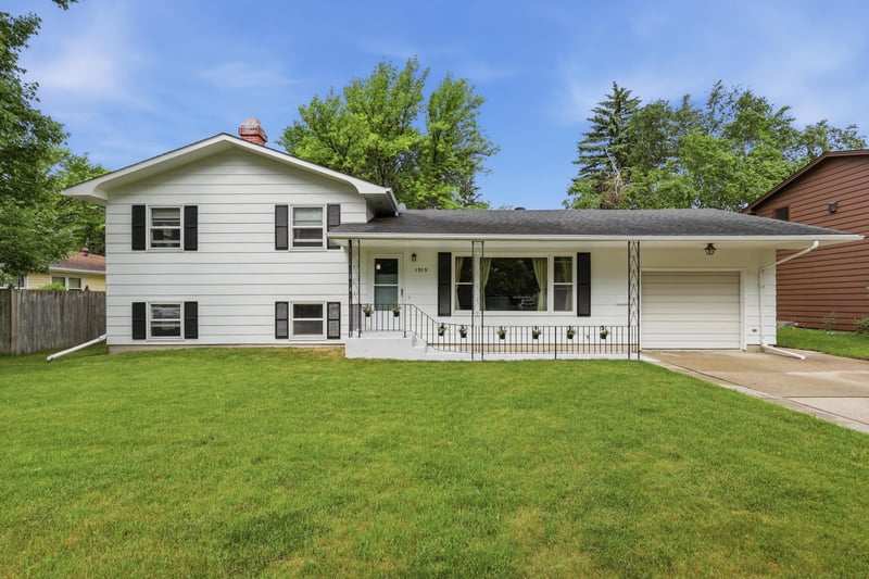 1915 11th St S, Moorhead, MN 56560