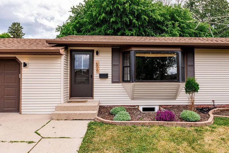 606 Birch Ln, Moorhead, MN 56560