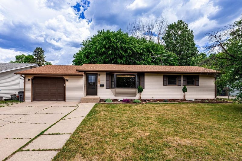 606 Birch Ln, Moorhead, MN 56560