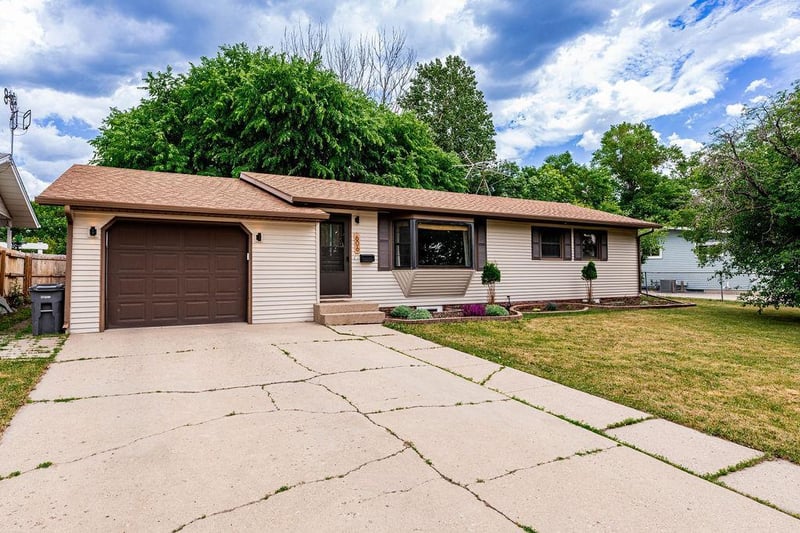 606 Birch Ln, Moorhead, MN 56560