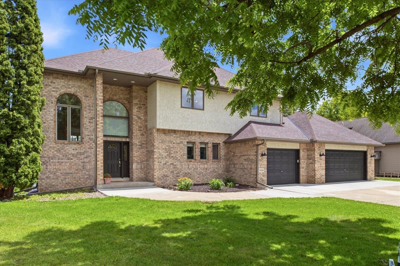 5900 Otter Ridge Cir, White Bear Lake, MN 55110