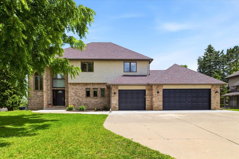 5900 Otter Ridge Cir, White Bear Lake, MN 55110