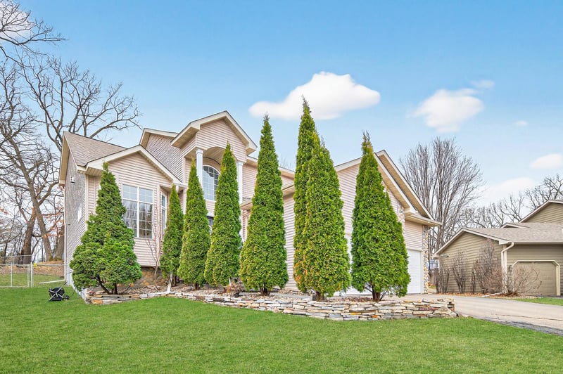 13316 Commonwealth Dr, Burnsville, MN 55337