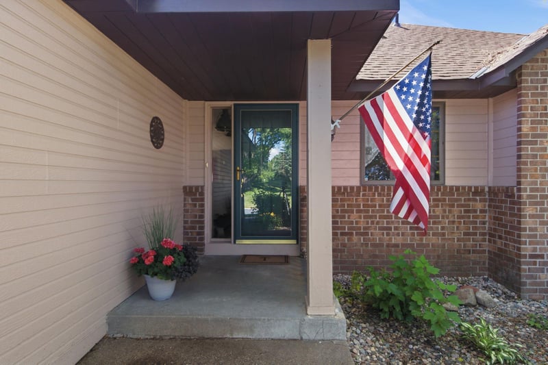 650 Bridle Ridge Rd, Eagan, MN 55123
