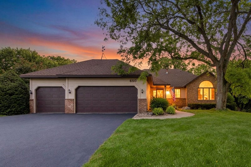 650 Bridle Ridge Rd, Eagan, MN 55123