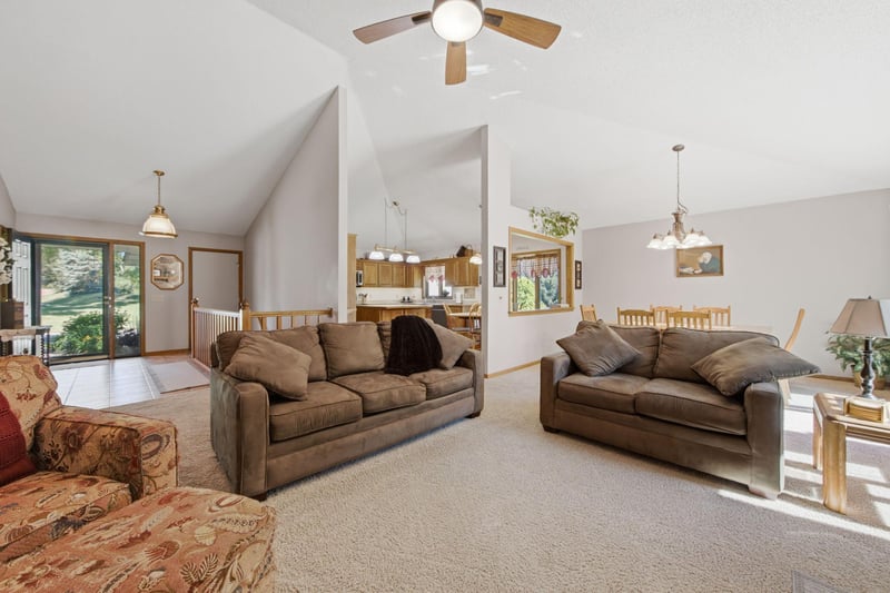 650 Bridle Ridge Rd, Eagan, MN 55123