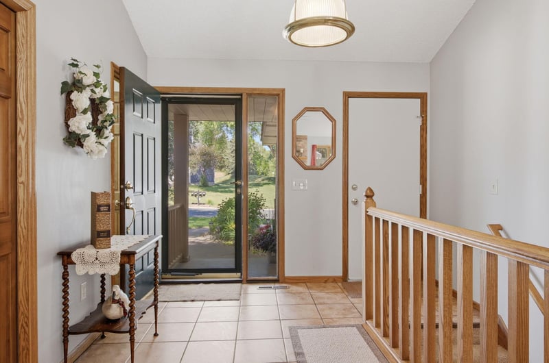 650 Bridle Ridge Rd, Eagan, MN 55123