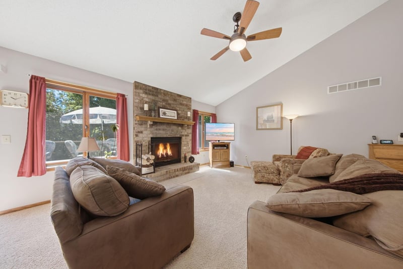 650 Bridle Ridge Rd, Eagan, MN 55123