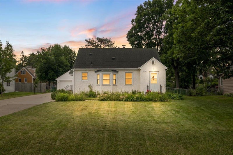 2476 Stillwater Rd E, Maplewood, MN 55119