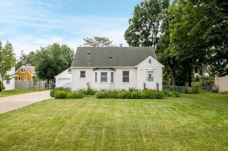 2476 Stillwater Rd E, Maplewood, MN 55119