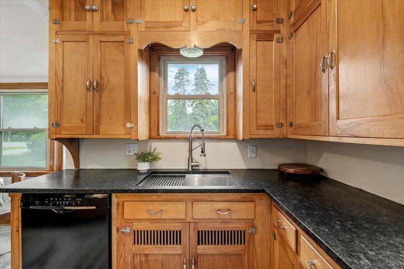 2476 Stillwater Rd E, Maplewood, MN 55119